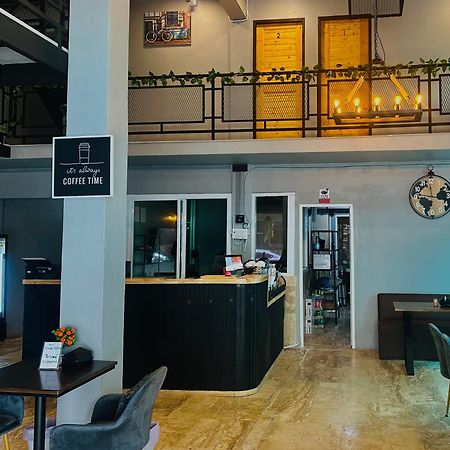 Champagne Hostel & Cafe Pattaya Buitenkant foto