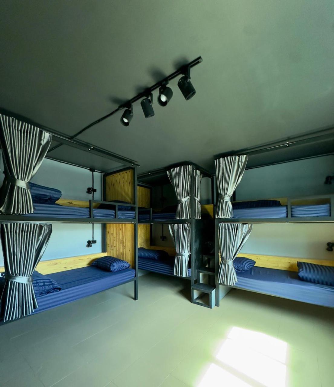 Champagne Hostel & Cafe Pattaya Buitenkant foto
