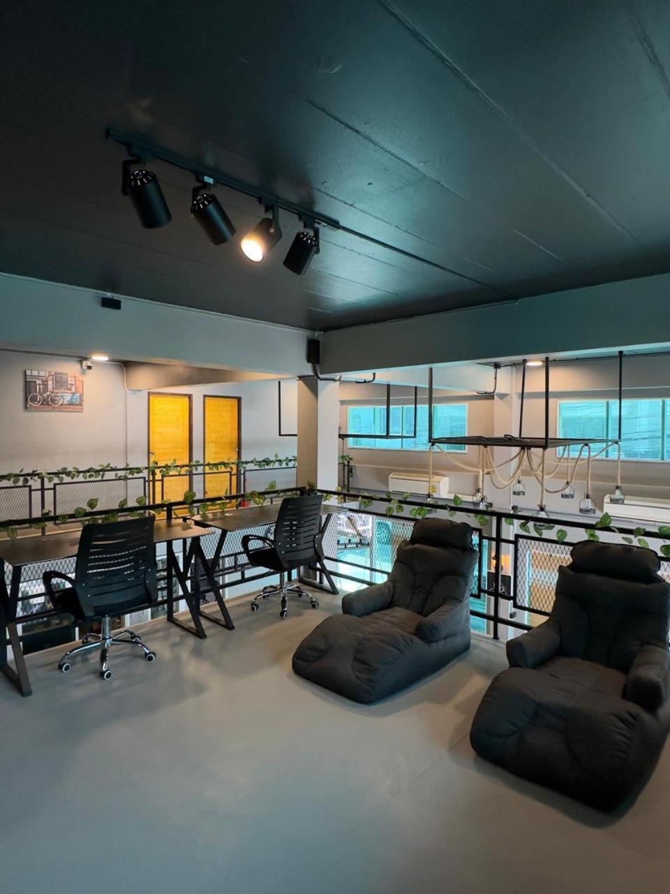 Champagne Hostel & Cafe Pattaya Buitenkant foto