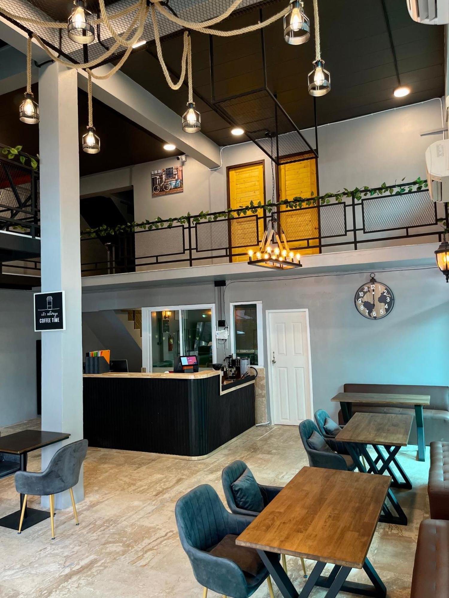 Champagne Hostel & Cafe Pattaya Buitenkant foto