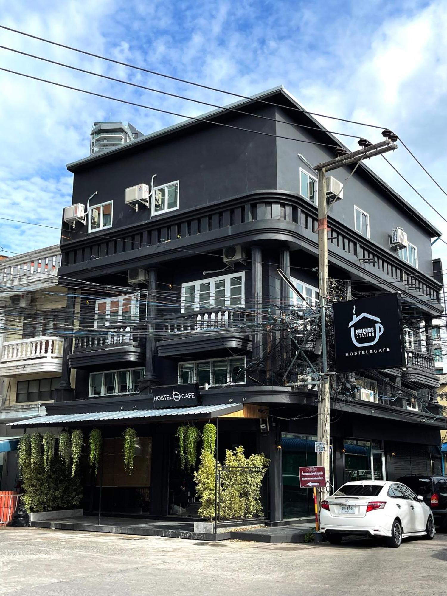 Champagne Hostel & Cafe Pattaya Buitenkant foto