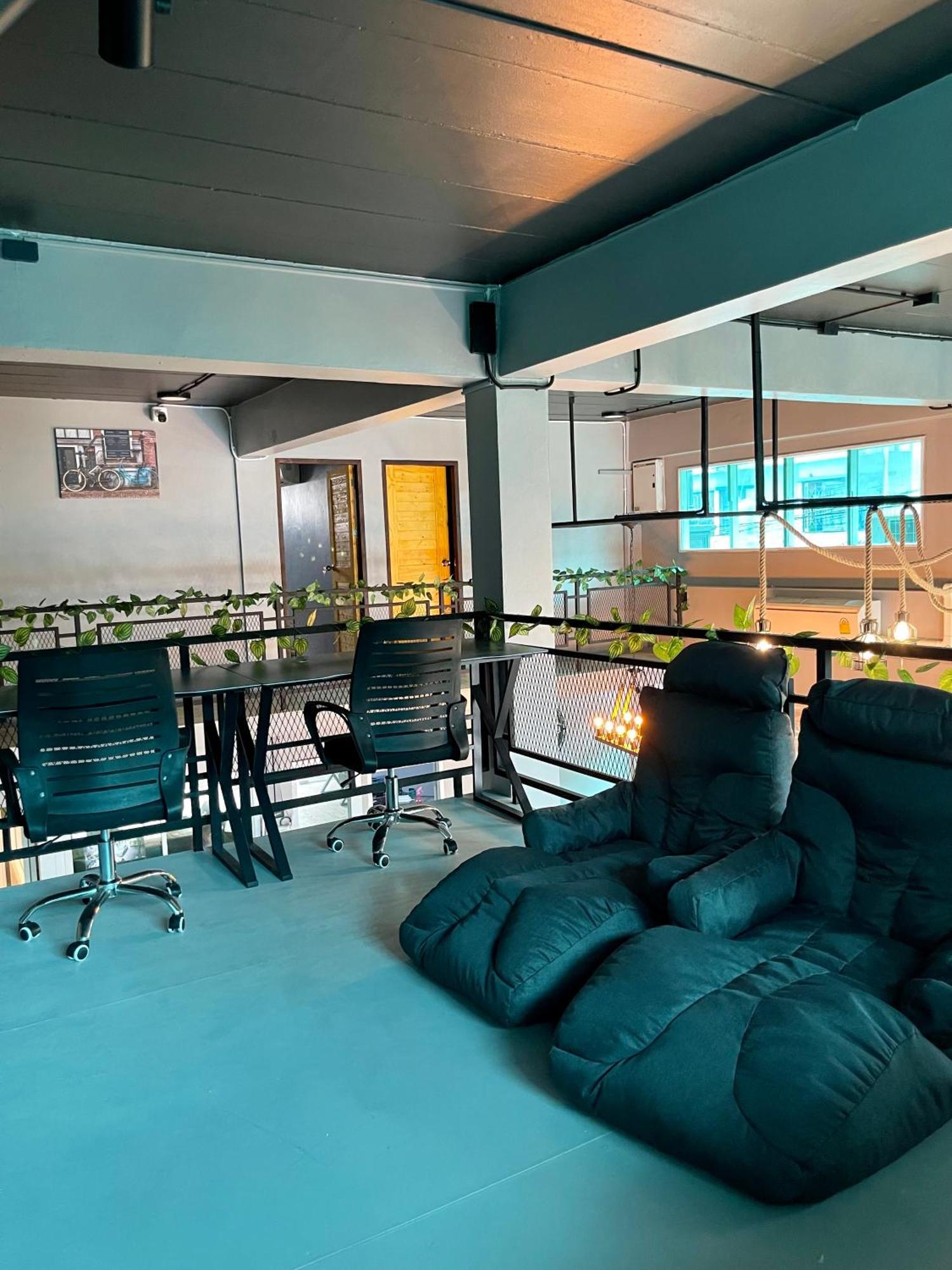 Champagne Hostel & Cafe Pattaya Buitenkant foto