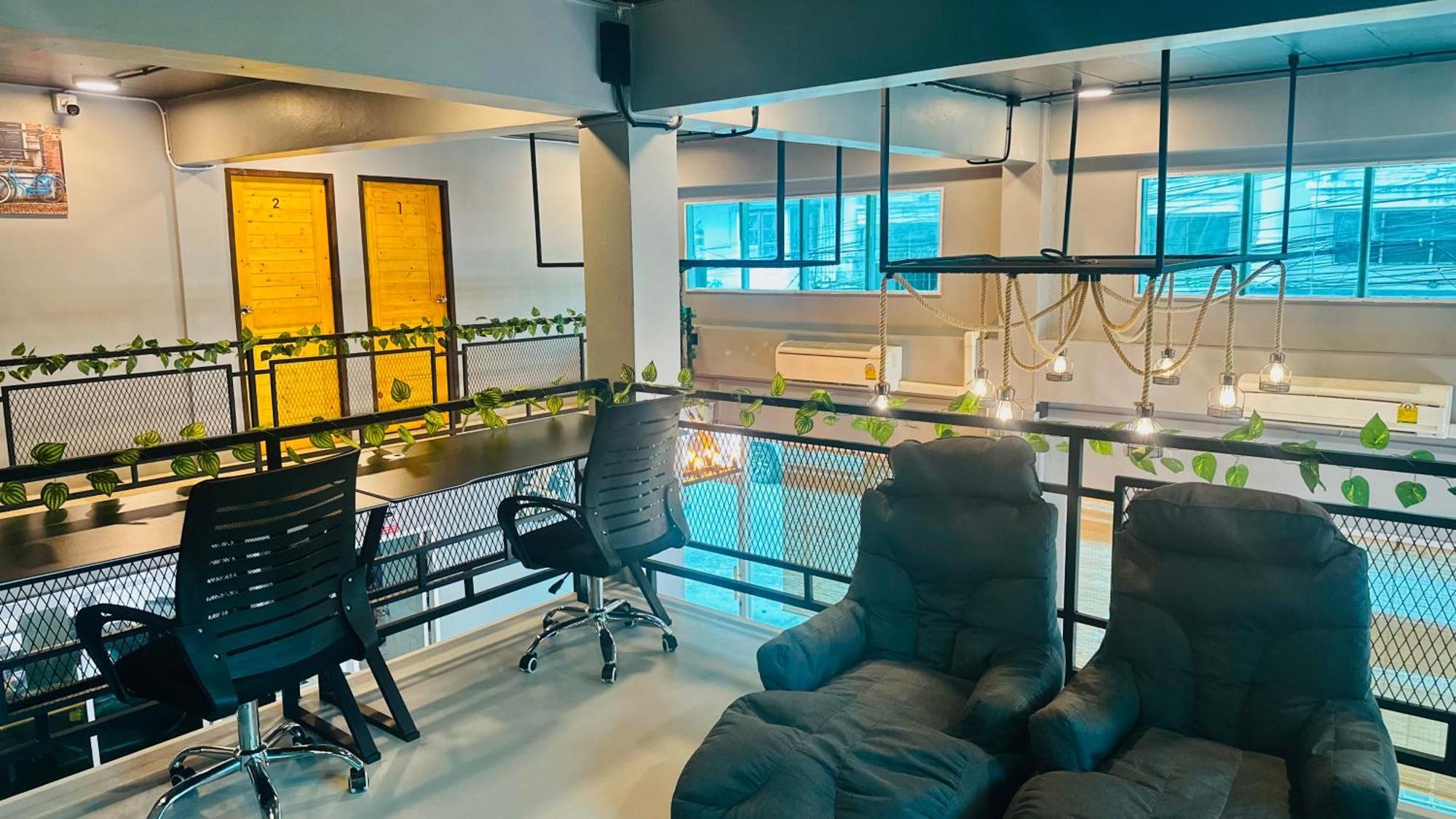 Champagne Hostel & Cafe Pattaya Buitenkant foto