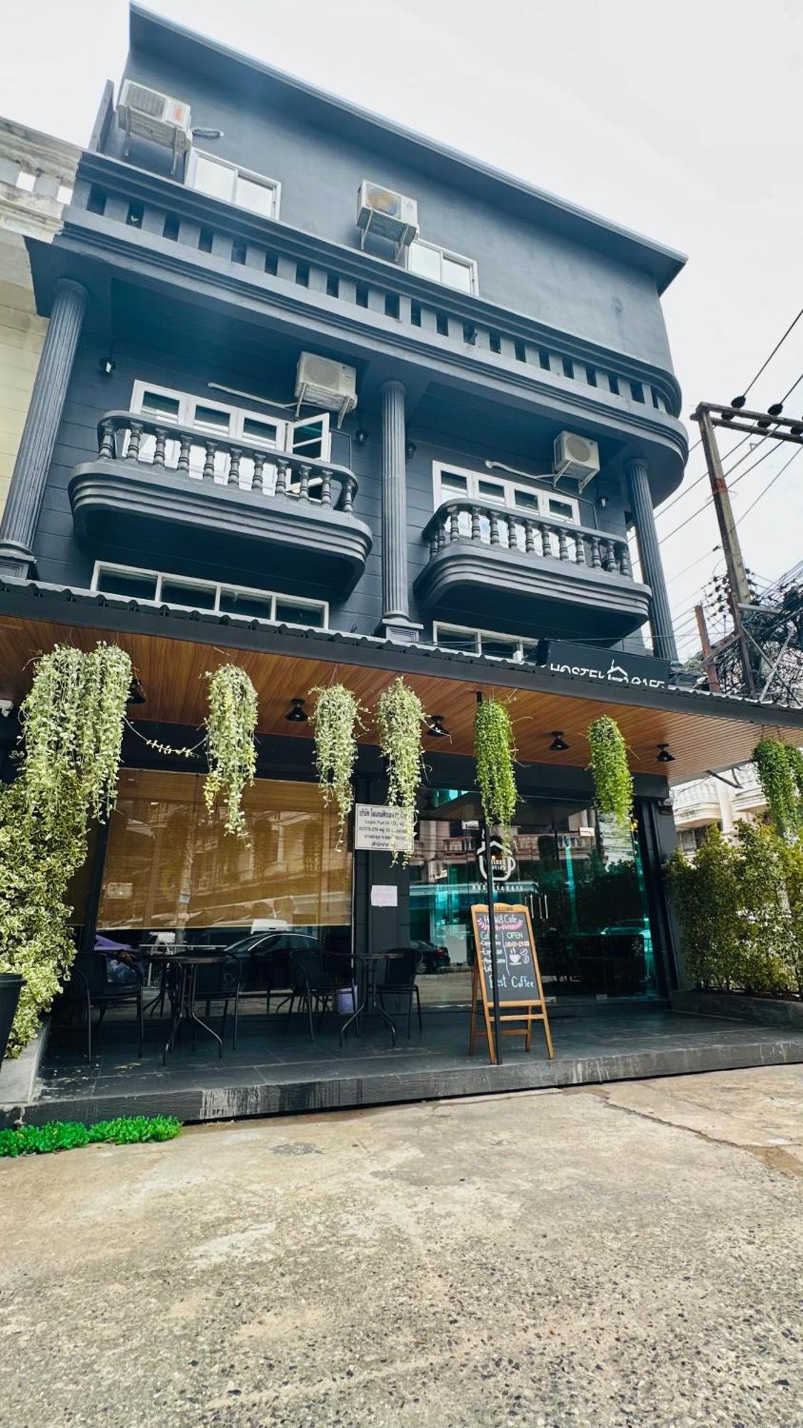 Champagne Hostel & Cafe Pattaya Buitenkant foto