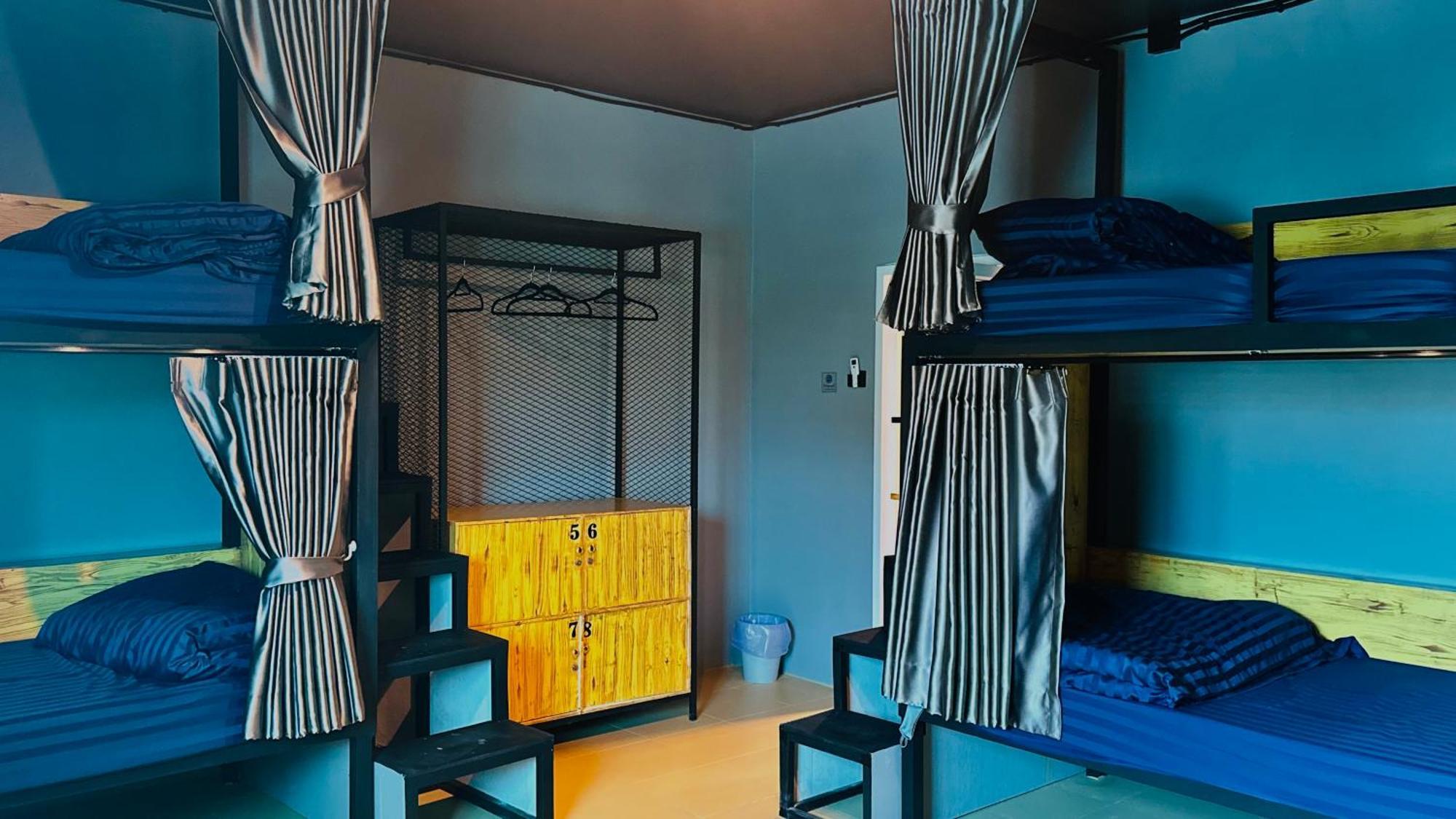 Champagne Hostel & Cafe Pattaya Buitenkant foto