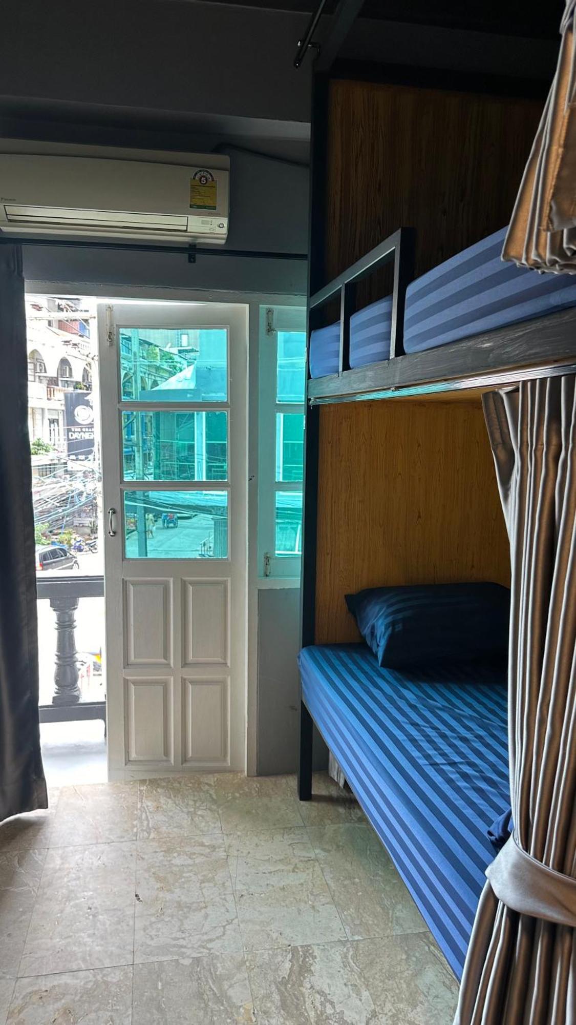 Champagne Hostel & Cafe Pattaya Buitenkant foto