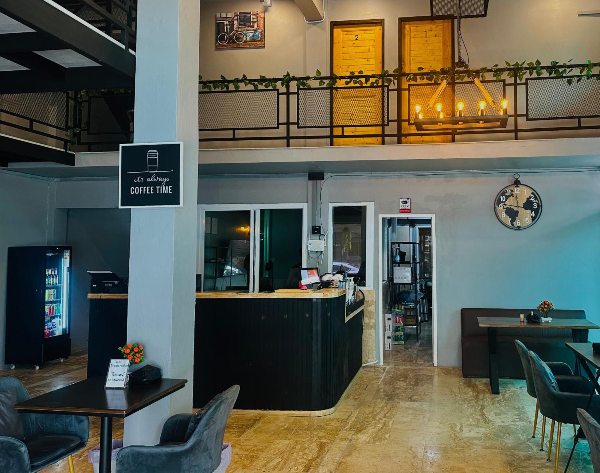 Champagne Hostel & Cafe Pattaya Buitenkant foto