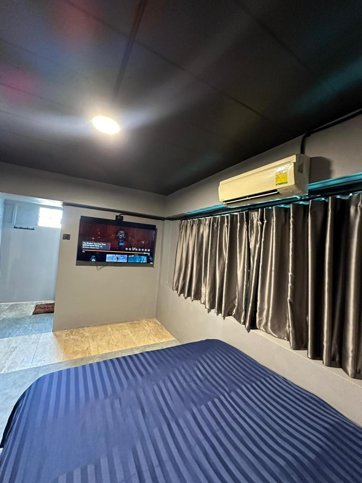 Champagne Hostel & Cafe Pattaya Buitenkant foto